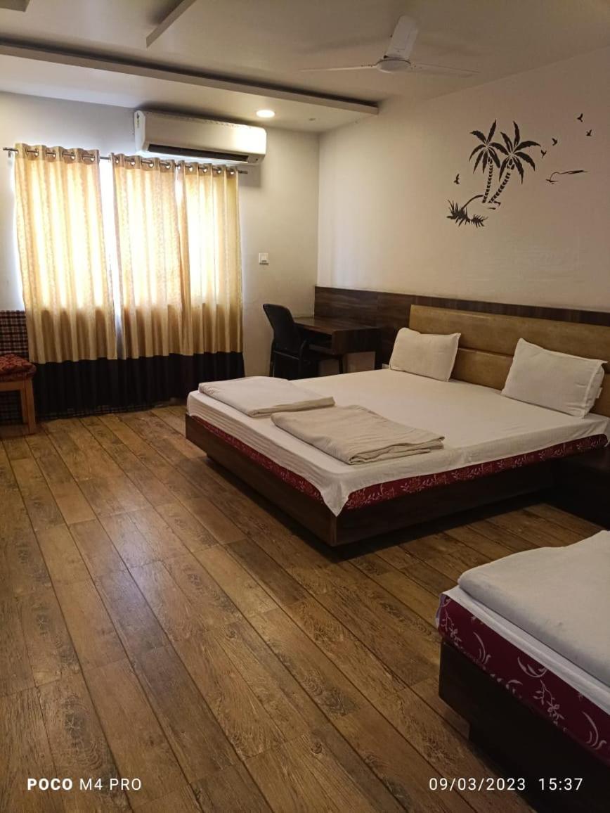 Hotel Shri Vardhan Ujjain Buitenkant foto