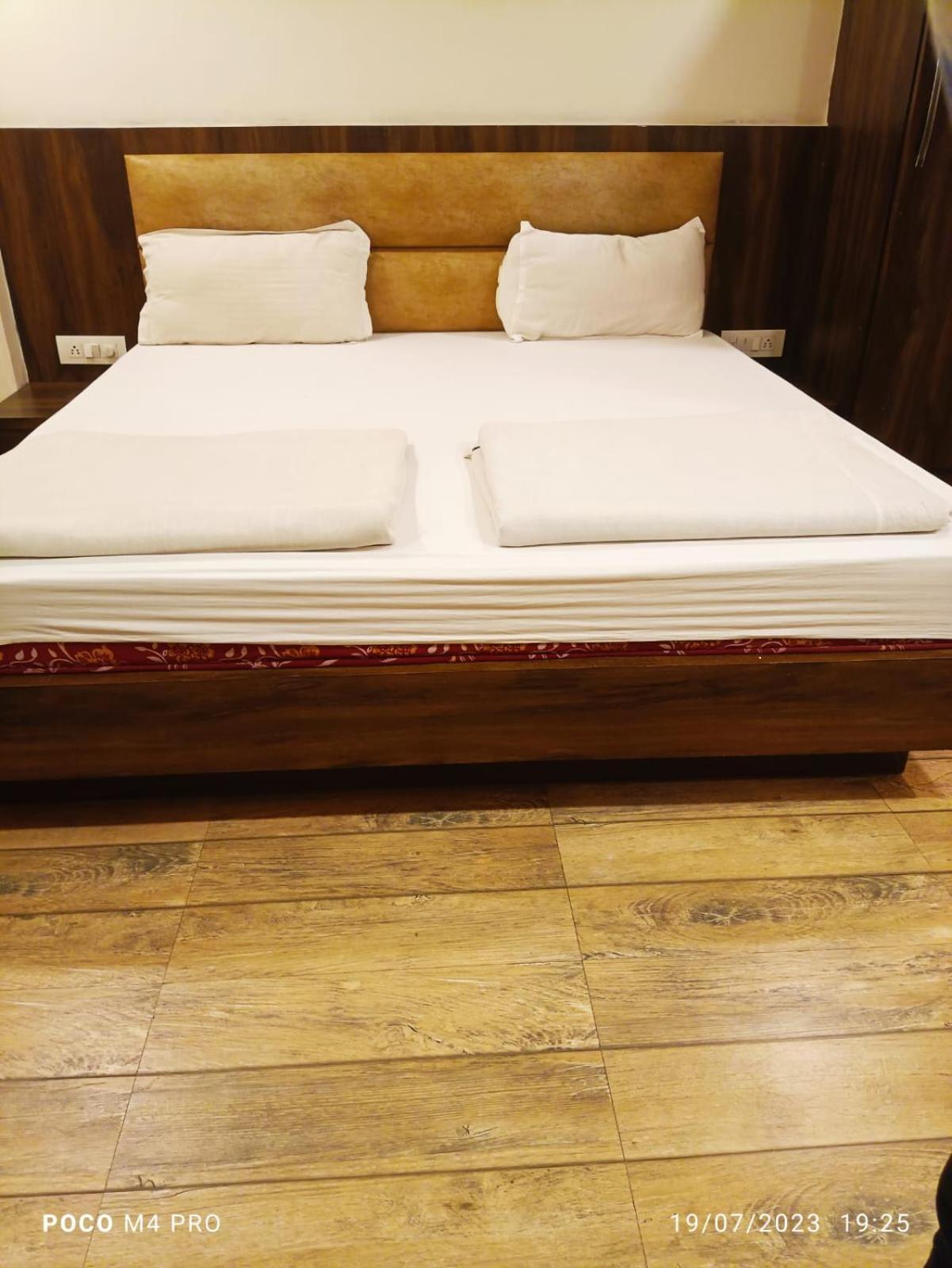 Hotel Shri Vardhan Ujjain Buitenkant foto
