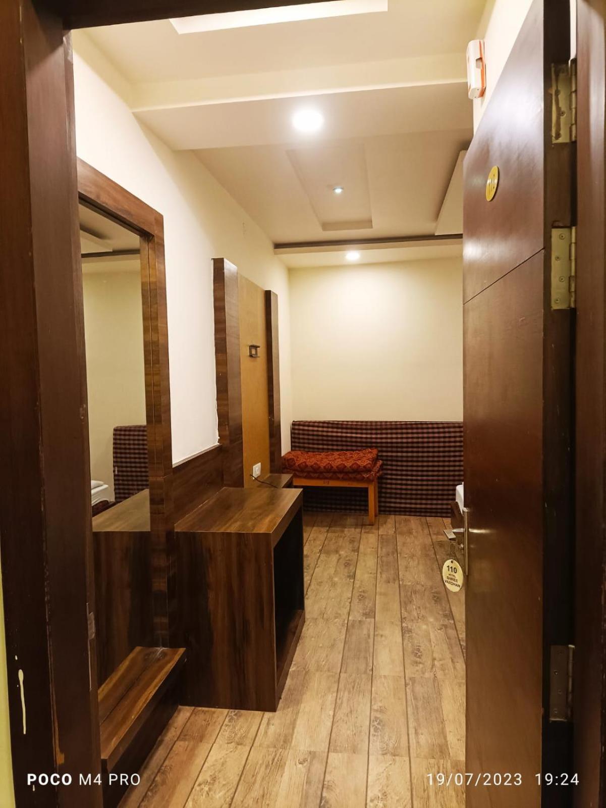 Hotel Shri Vardhan Ujjain Buitenkant foto