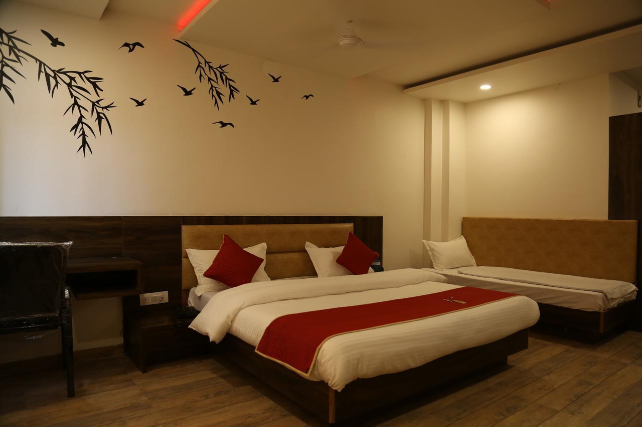 Hotel Shri Vardhan Ujjain Buitenkant foto