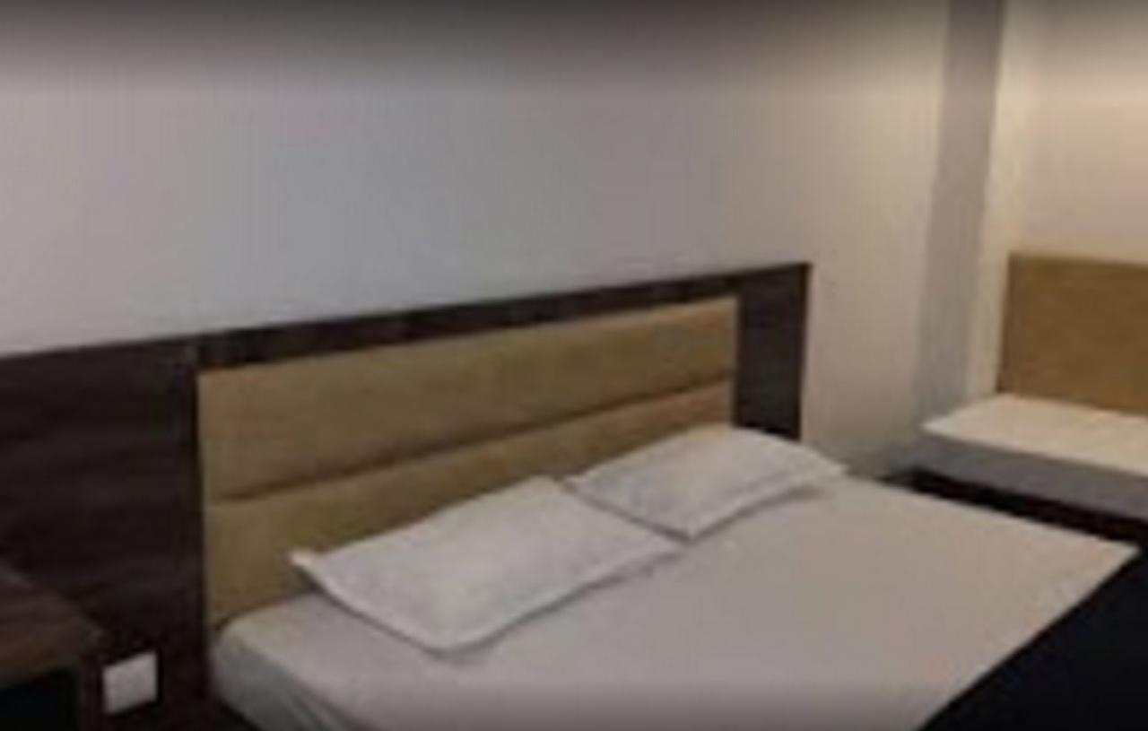 Hotel Shri Vardhan Ujjain Buitenkant foto