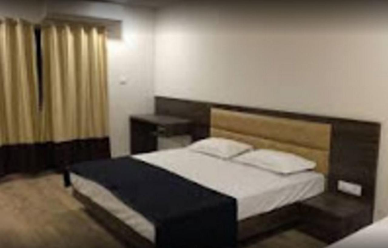 Hotel Shri Vardhan Ujjain Buitenkant foto