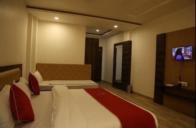 Hotel Shri Vardhan Ujjain Buitenkant foto